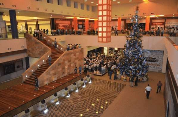 Interior del centro comercial "El Dorado"